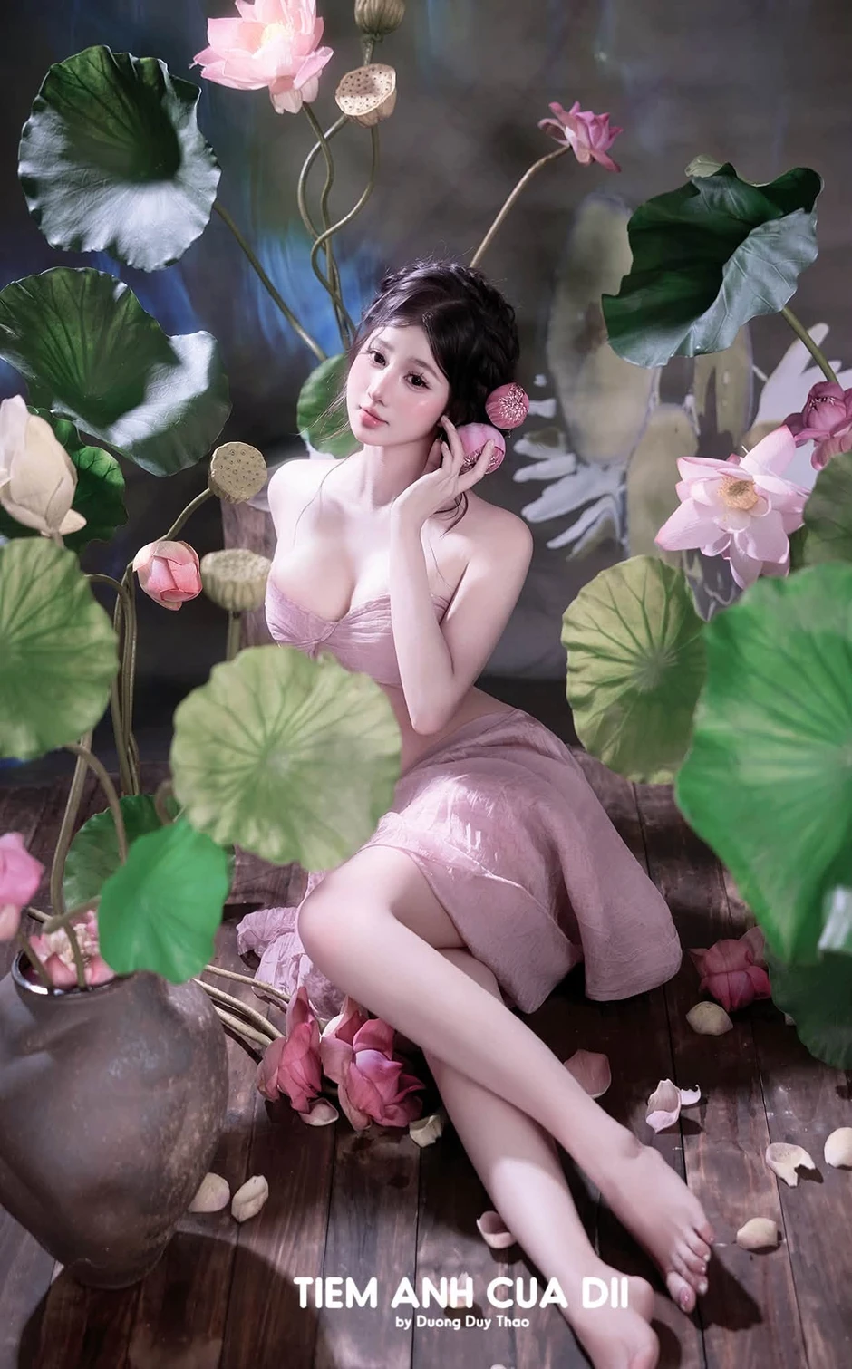 Hot girl Mai Linh tạo dáng quyến rũ, "hô biến" bộ ảnh hoa sen trở nên không thể rời mắt
