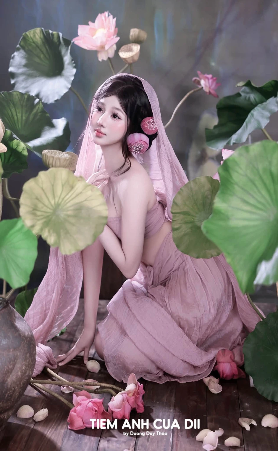 Hot girl Mai Linh tạo dáng quyến rũ, "hô biến" bộ ảnh hoa sen trở nên không thể rời mắt