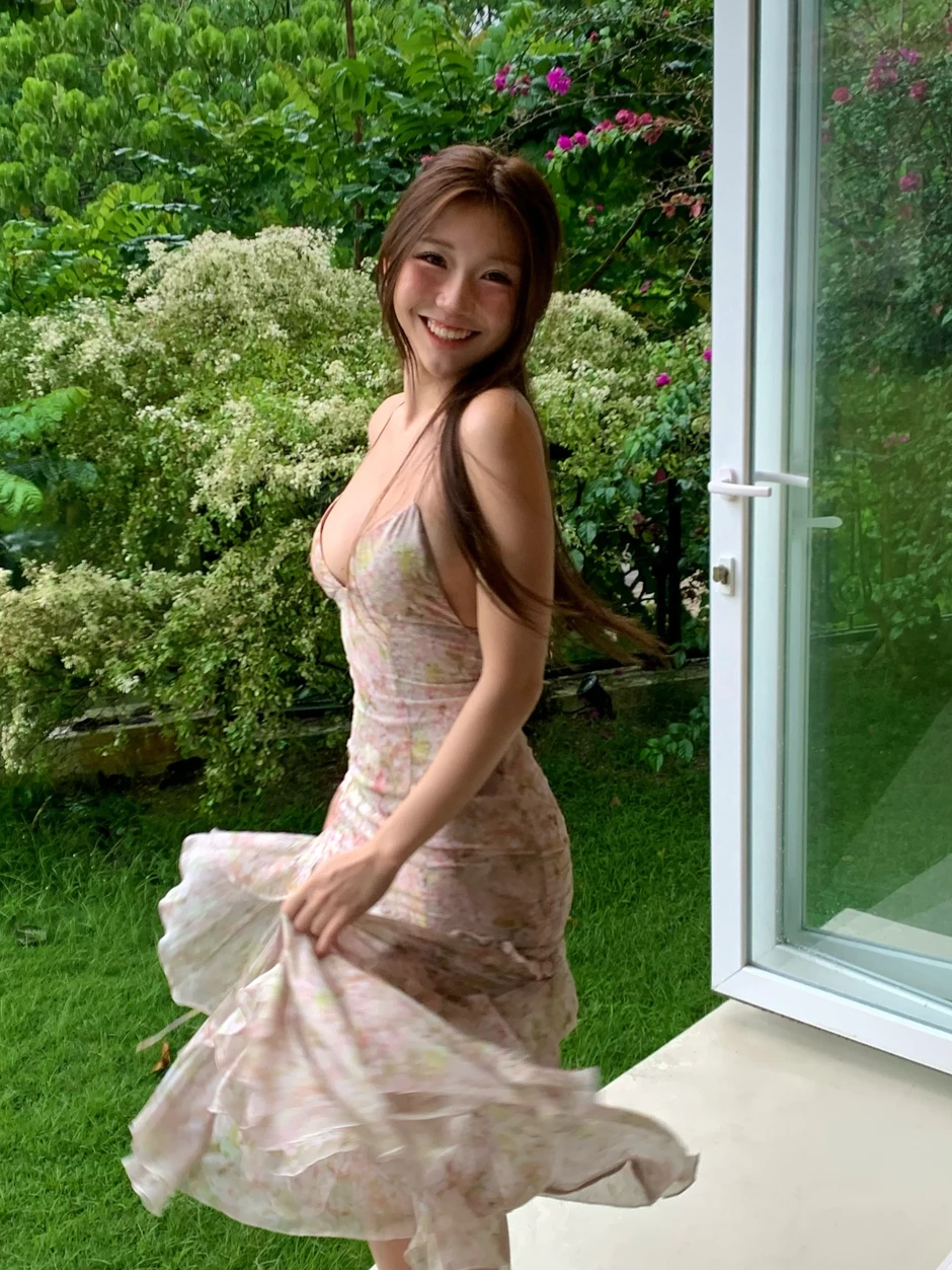 Hot girl nửa triệu người theo dõi gây bão với khoảnh khắc