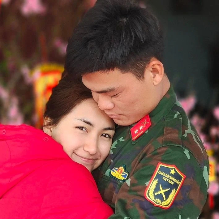 Hot lại đoạn clip Đại úy Thăng Văn Cương ném lựu đạn, bắn súng cực chất, Hoà Minzy: "Ỏ, chồng em đó" Hot lại đoạn clip Đại úy Thăng Văn Cương ném lựu đạn, bắn súng cực chất, Hoà Minzy: "Ỏ, chồng em đó"