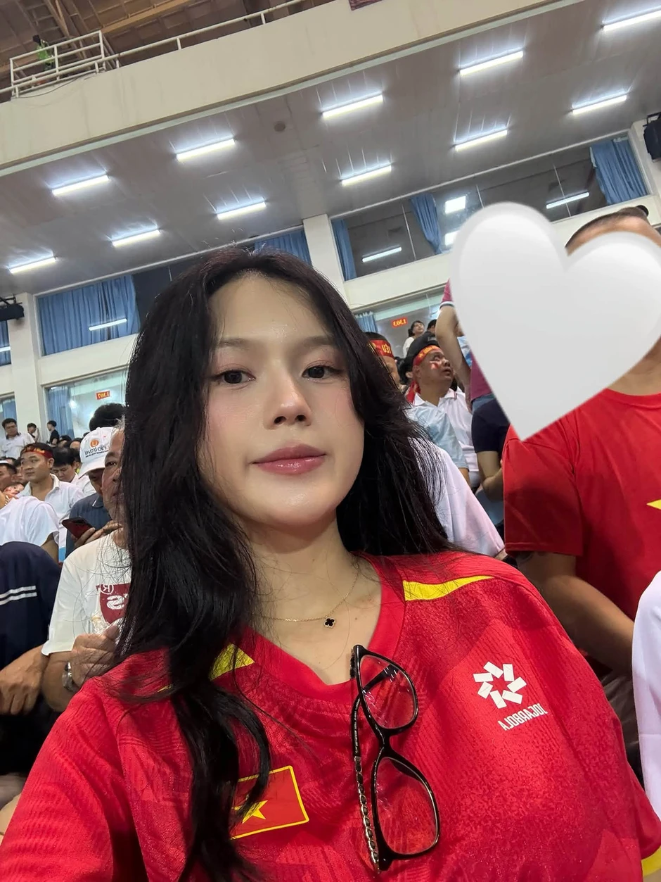 Hotgirl Tuyên Quang xúc động nhắn nhủ Thành Chung khi Việt Nam 3-0 Indonesia: "Vợ ở nhà lo ngay ngáy, chồng cười phớ lớ, bản lĩnh, tự tin" Hotgirl Tuyên Quang xúc động nhắn nhủ Thành Chung khi Việt Nam 3-0 Indonesia: "Vợ ở nhà lo ngay ngáy, chồng cười phớ lớ, bản lĩnh, tự tin"