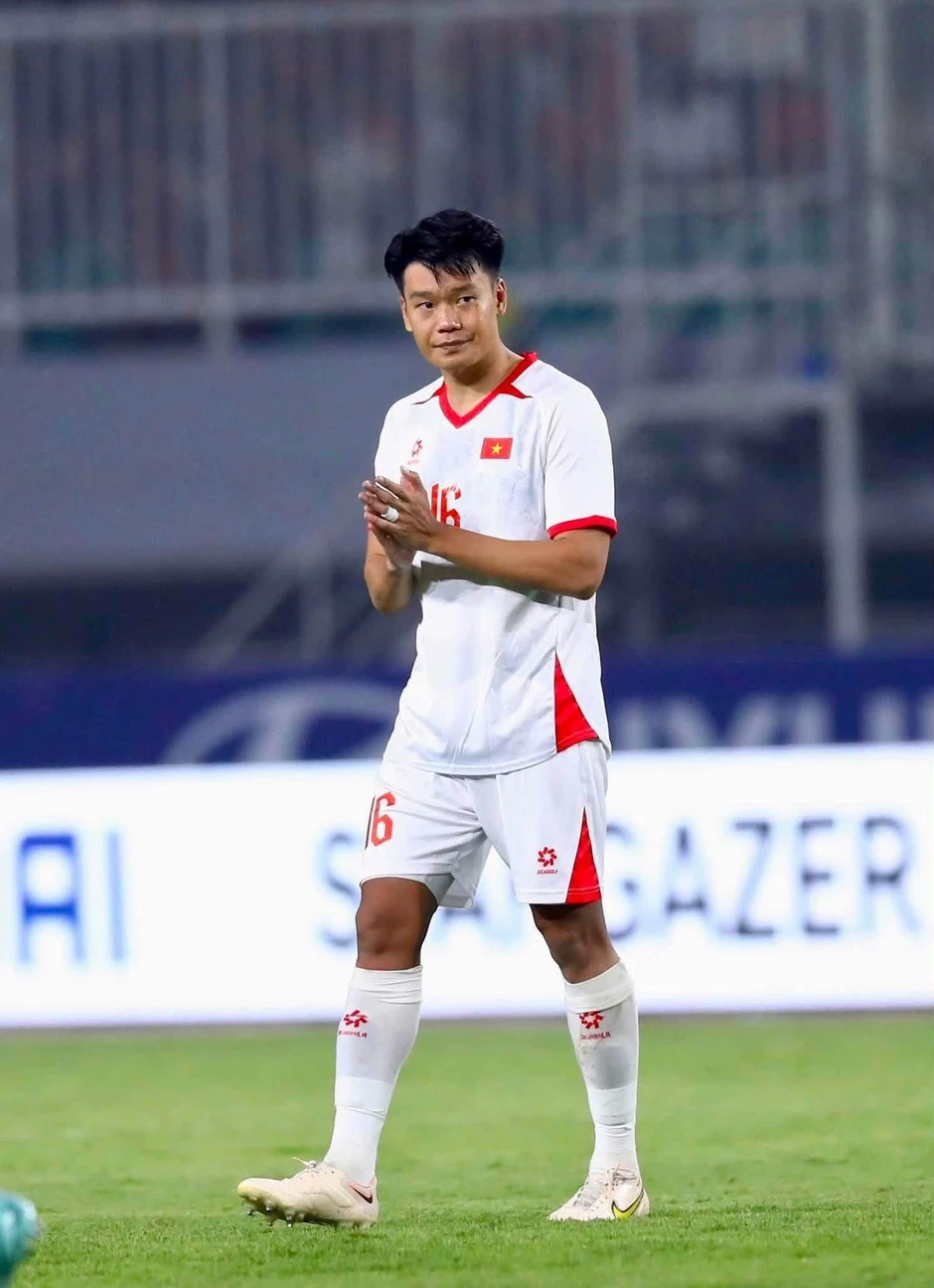 Hotgirl Tuyên Quang xúc động nhắn nhủ Thành Chung khi Việt Nam 3-0 Indonesia: "Vợ ở nhà lo ngay ngáy, chồng cười phớ lớ, bản lĩnh, tự tin" Hotgirl Tuyên Quang xúc động nhắn nhủ Thành Chung khi Việt Nam 3-0 Indonesia: "Vợ ở nhà lo ngay ngáy, chồng cười phớ lớ, bản lĩnh, tự tin"