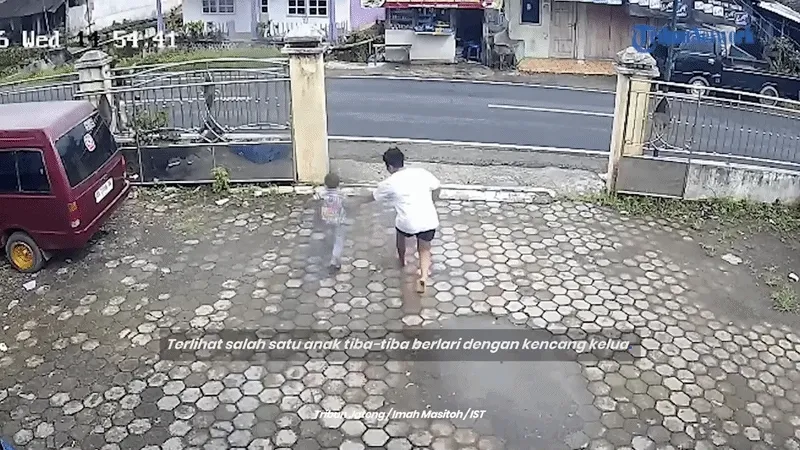 Indonesia: Thót tim cảnh bé trai chạy ra đường đúng lúc xe tải lao tới