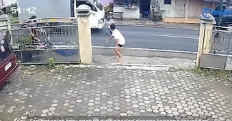 Indonesia: Thót tim cảnh bé trai chạy ra đường đúng lúc xe tải lao tới