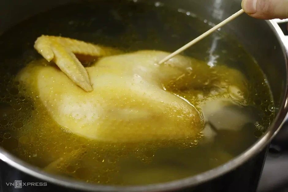 Kỹ thuật om nhiệt giúp luộc gà vàng óng, không nứt - Báo TinVina Cooking Kỹ thuật om nhiệt giúp luộc gà vàng óng, không nứt - Báo TinVina Cooking