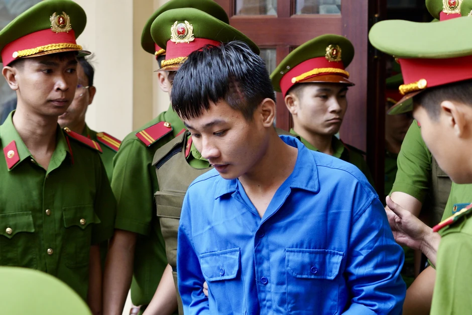 Kẻ sát hại 3 mẹ con ở Đồng Nai được dẫn giải khỏi tòa sau khi lĩnh án tử hình, hàng trăm người tập trung 2 bên đường theo dõi Kẻ sát hại 3 mẹ con ở Đồng Nai được dẫn giải khỏi tòa sau khi lĩnh án tử hình, hàng trăm người tập trung 2 bên đường theo dõi