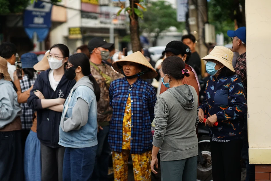 Kẻ sát hại 3 mẹ con ở Đồng Nai được dẫn giải khỏi tòa sau khi lĩnh án tử hình, hàng trăm người tập trung 2 bên đường theo dõi Kẻ sát hại 3 mẹ con ở Đồng Nai được dẫn giải khỏi tòa sau khi lĩnh án tử hình, hàng trăm người tập trung 2 bên đường theo dõi