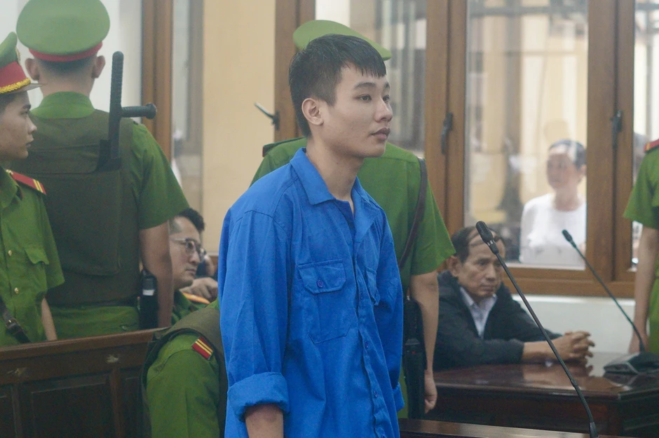 Kẻ sát hại 3 mẹ con ở Đồng Nai được dẫn giải khỏi tòa sau khi lĩnh án tử hình, hàng trăm người tập trung 2 bên đường theo dõi Kẻ sát hại 3 mẹ con ở Đồng Nai được dẫn giải khỏi tòa sau khi lĩnh án tử hình, hàng trăm người tập trung 2 bên đường theo dõi
