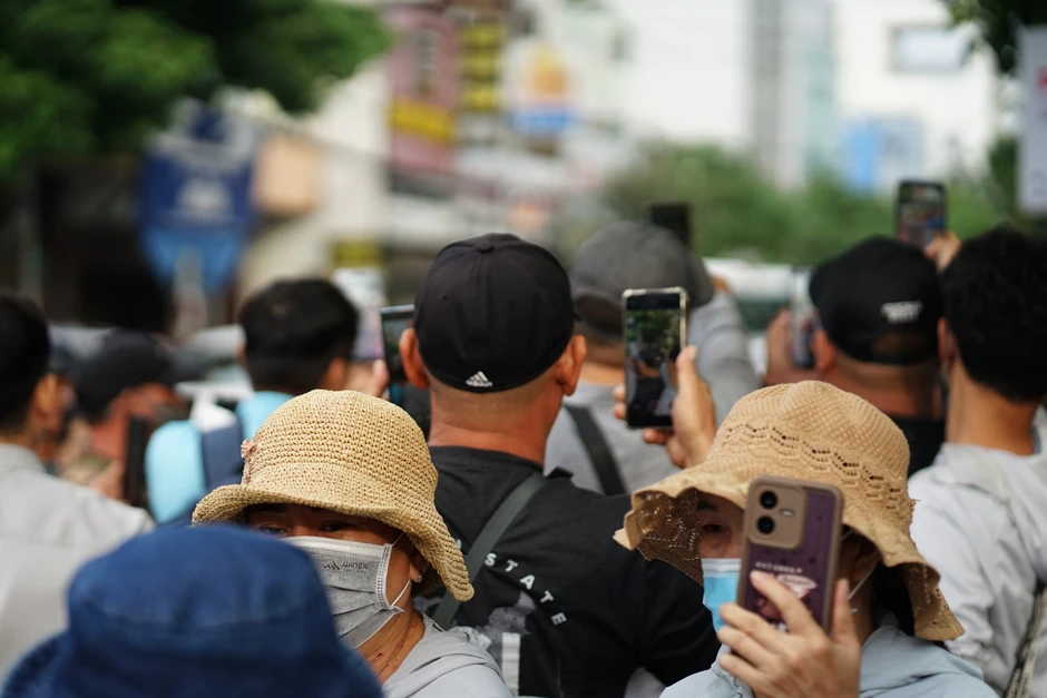 Kẻ sát hại 3 mẹ con ở Đồng Nai được dẫn giải khỏi tòa sau khi lĩnh án tử hình, hàng trăm người tập trung 2 bên đường theo dõi Kẻ sát hại 3 mẹ con ở Đồng Nai được dẫn giải khỏi tòa sau khi lĩnh án tử hình, hàng trăm người tập trung 2 bên đường theo dõi