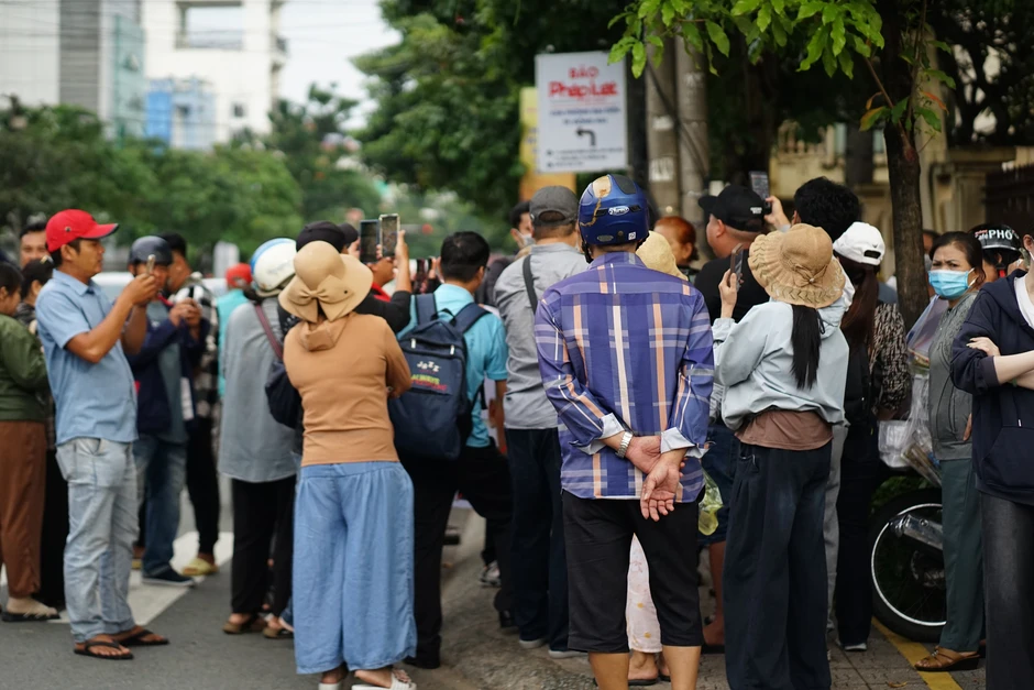 Kẻ sát hại 3 mẹ con ở Đồng Nai được dẫn giải khỏi tòa sau khi lĩnh án tử hình, hàng trăm người tập trung 2 bên đường theo dõi Kẻ sát hại 3 mẹ con ở Đồng Nai được dẫn giải khỏi tòa sau khi lĩnh án tử hình, hàng trăm người tập trung 2 bên đường theo dõi