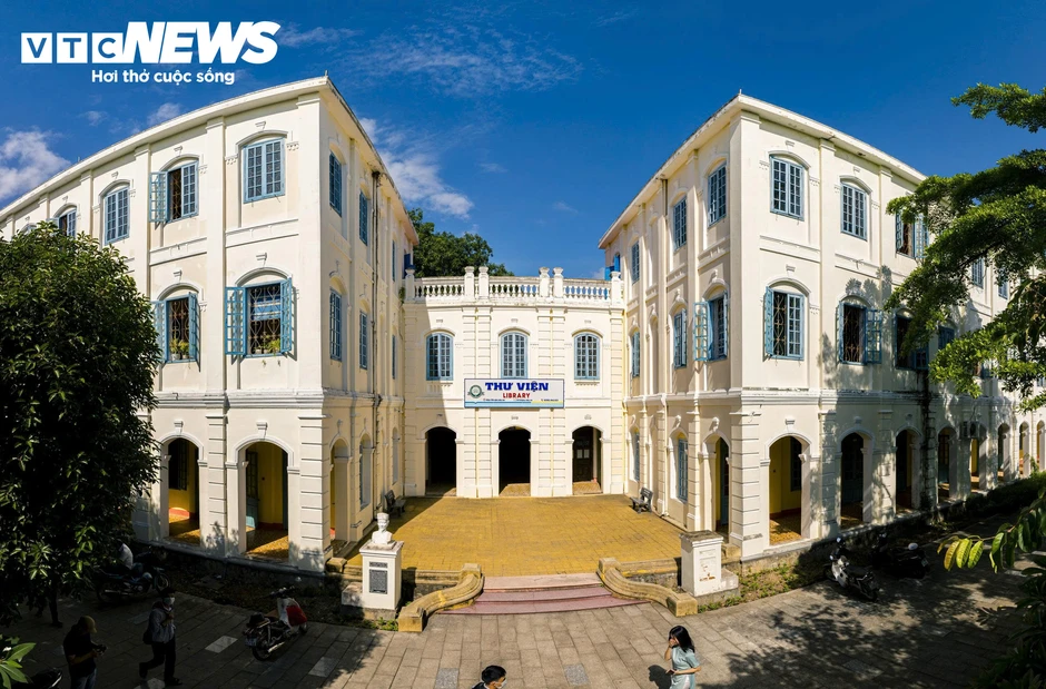 Khám phá Thư viện Đại học Quy Nhơn, kiến trúc Gothic gần 100 tuổi bên chân sóng Khám phá Thư viện Đại học Quy Nhơn, kiến trúc Gothic gần 100 tuổi bên chân sóng