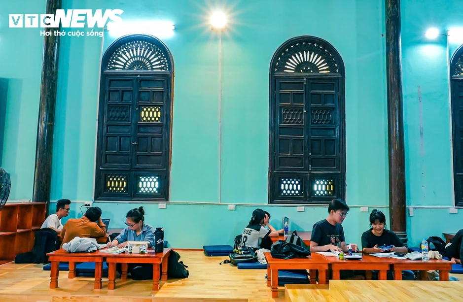 Khám phá Thư viện Đại học Quy Nhơn, kiến trúc Gothic gần 100 tuổi bên chân sóng Khám phá Thư viện Đại học Quy Nhơn, kiến trúc Gothic gần 100 tuổi bên chân sóng