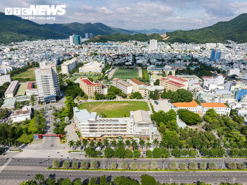 Khám phá Thư viện Đại học Quy Nhơn, kiến trúc Gothic gần 100 tuổi bên chân sóng Khám phá Thư viện Đại học Quy Nhơn, kiến trúc Gothic gần 100 tuổi bên chân sóng