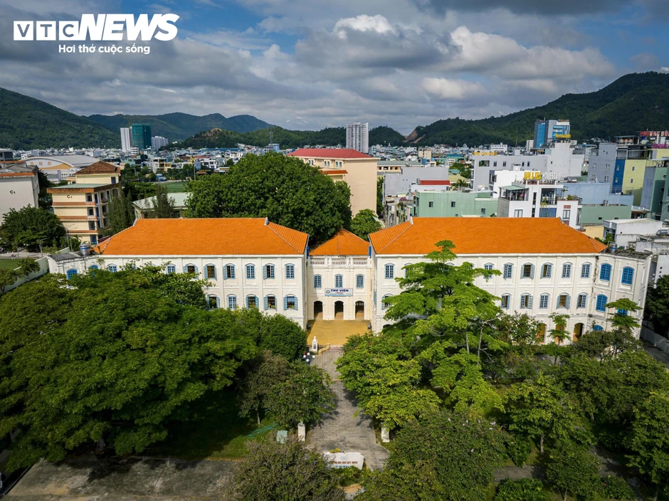 Khám phá Thư viện Đại học Quy Nhơn, kiến trúc Gothic gần 100 tuổi bên chân sóng Khám phá Thư viện Đại học Quy Nhơn, kiến trúc Gothic gần 100 tuổi bên chân sóng