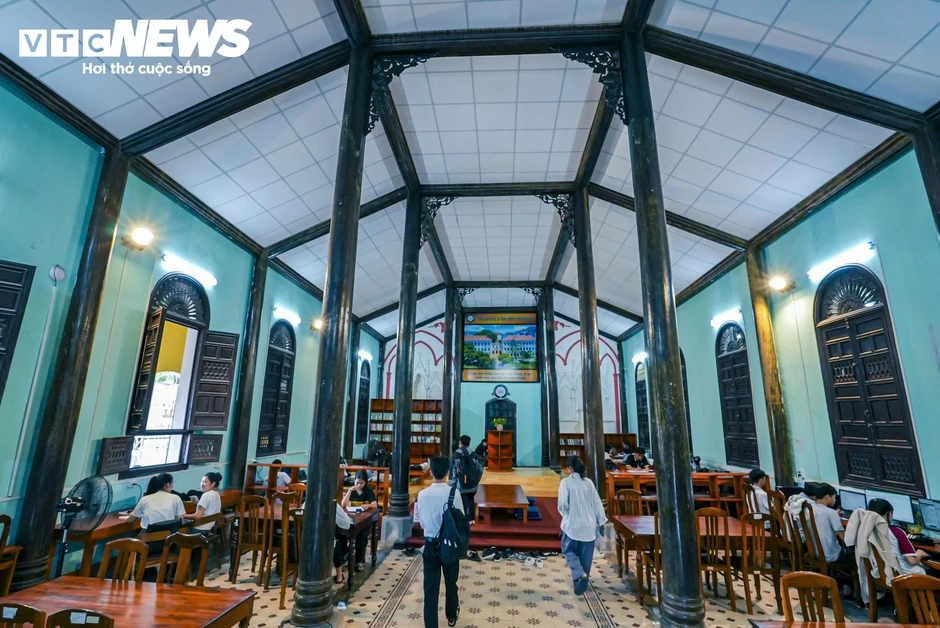 Khám phá Thư viện Đại học Quy Nhơn, kiến trúc Gothic gần 100 tuổi bên chân sóng Khám phá Thư viện Đại học Quy Nhơn, kiến trúc Gothic gần 100 tuổi bên chân sóng