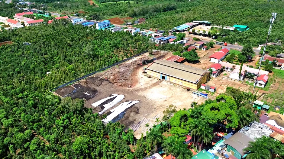 Khách chạy mất dép vì ruồi 'như ong vỡ tổ' bủa vây quán nước ở Đắk Lắk Khách chạy mất dép vì ruồi 'như ong vỡ tổ' bủa vây quán nước ở Đắk Lắk