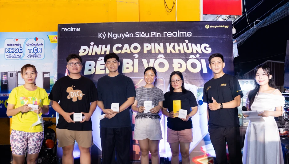 Khách hàng thích thú khi trải nghiệm smartphone 3 ngày không sạc của realme Khách hàng thích thú khi trải nghiệm smartphone 3 ngày không sạc của realme