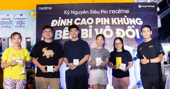Khách hàng thích thú khi trải nghiệm smartphone 3 ngày không sạc của realme