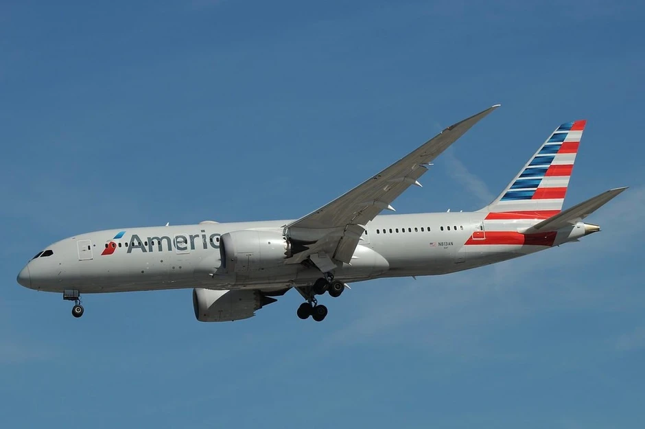 Khách nữ cầu cứu trên mạng vì kẹt trong nhà vệ sinh máy bay American Airlines Khách nữ cầu cứu trên mạng vì kẹt trong nhà vệ sinh máy bay American Airlines