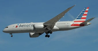 Khách nữ cầu cứu trên mạng vì kẹt trong nhà vệ sinh máy bay American Airlines