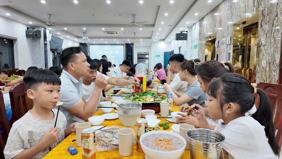 Khách ở lại do bão số 1, chủ khách sạn Quảng Ninh mổ lợn mời 50 người Khách ở lại do bão số 1, chủ khách sạn Quảng Ninh mổ lợn mời 50 người