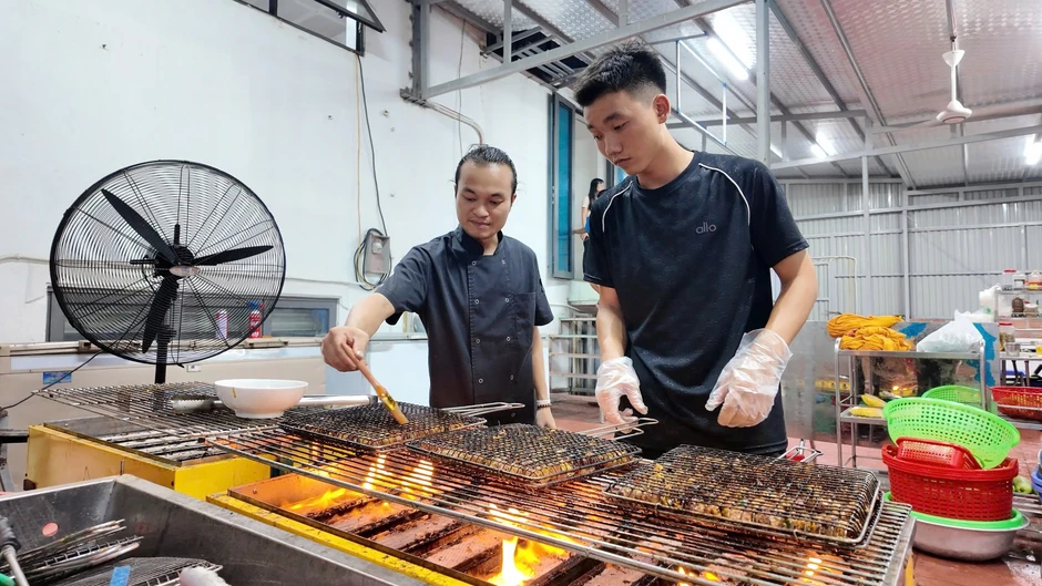Khách ở lại do bão số 1, chủ khách sạn Quảng Ninh mổ lợn mời 50 người Khách ở lại do bão số 1, chủ khách sạn Quảng Ninh mổ lợn mời 50 người