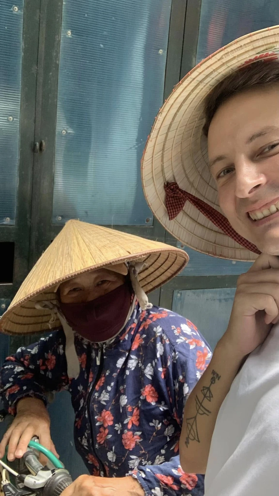 Khách Tây đang đi du lịch bỗng được "gả vợ" ở Việt Nam, netizen: Cứ đà này thì mỗi tỉnh một "cô vợ"! Khách Tây đang đi du lịch bỗng được "gả vợ" ở Việt Nam, netizen: Cứ đà này thì mỗi tỉnh một "cô vợ"!