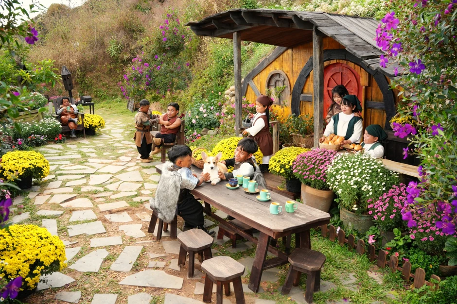 Khách Tây đến Việt Nam tham quan "ngôi làng người tí hon" dưới chân đèo ở Đà Lạt Khách Tây đến Việt Nam tham quan "ngôi làng người tí hon" dưới chân đèo ở Đà Lạt
