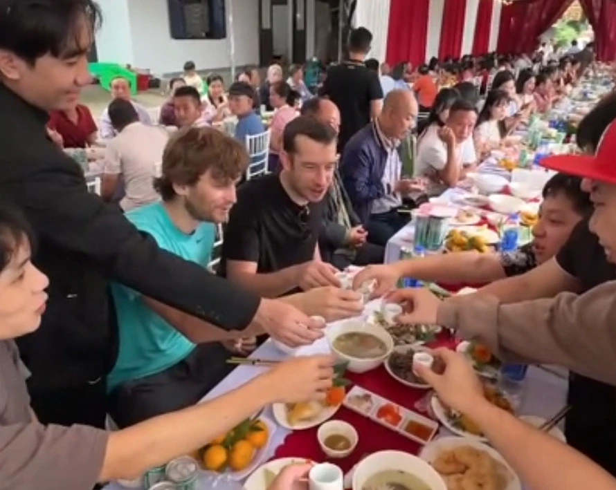 Khách Tây đi ngang đám cưới, bất ngờ được mời cụng ly rồi nhảy chung vui Khách Tây đi ngang đám cưới, bất ngờ được mời cụng ly rồi nhảy chung vui