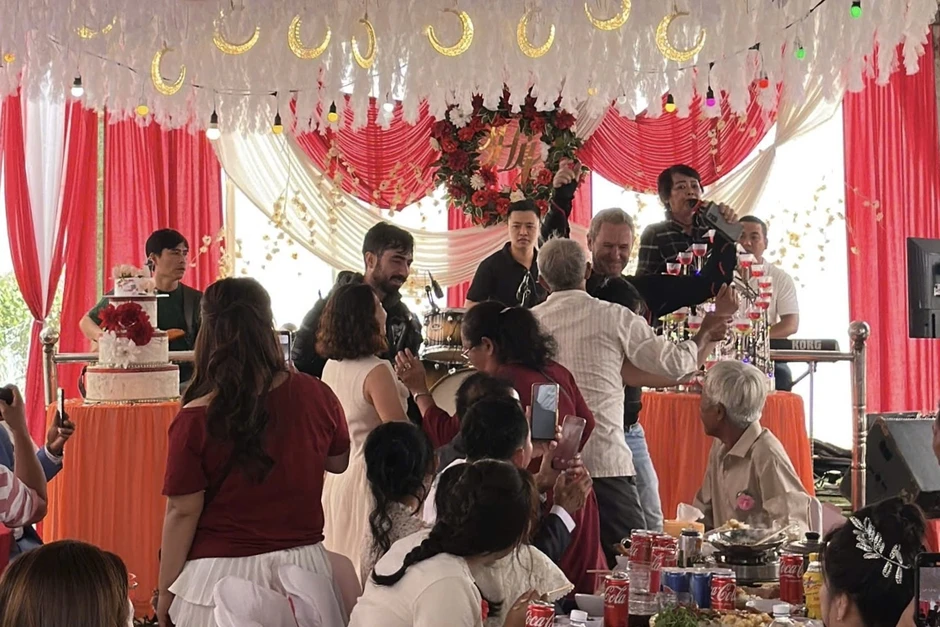 Khách Tây đi ngang đám cưới, bất ngờ được mời cụng ly rồi nhảy chung vui Khách Tây đi ngang đám cưới, bất ngờ được mời cụng ly rồi nhảy chung vui