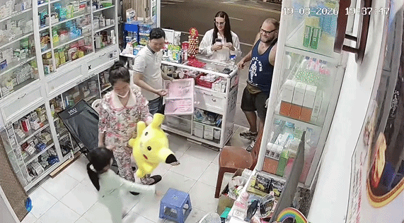 Khách Tây khiến chủ tiệm thuốc ở Phú Quốc phải trích xuất camera an ninh đăng lên mạng vì quá dễ thương Khách Tây khiến chủ tiệm thuốc ở Phú Quốc phải trích xuất camera an ninh đăng lên mạng vì quá dễ thương