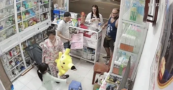 Khách Tây khiến chủ tiệm thuốc ở Phú Quốc phải trích xuất camera an ninh đăng lên mạng vì quá dễ thương