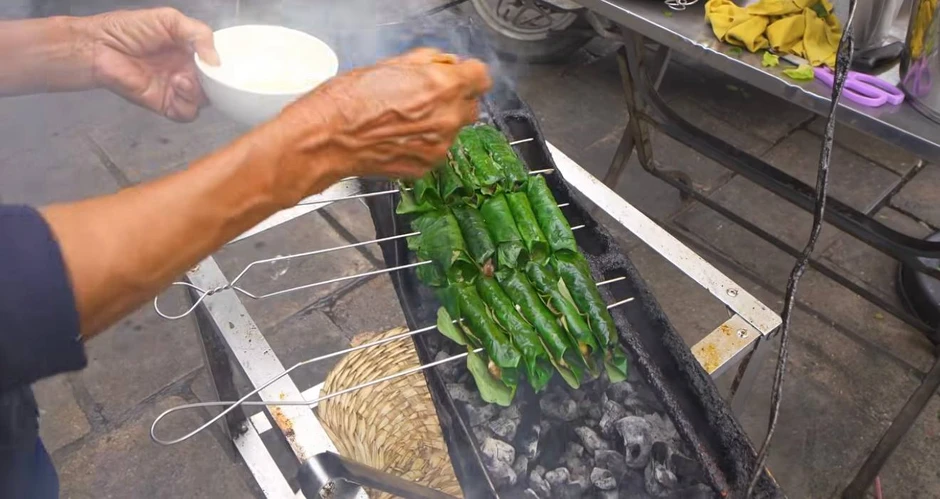 Khách Tây nếm thử món thịt bốc khói tại TP.HCM, ngỡ ngàng vì chén nước chấm đậm màu được pha chế lạ Khách Tây nếm thử món thịt bốc khói tại TP.HCM, ngỡ ngàng vì chén nước chấm đậm màu được pha chế lạ