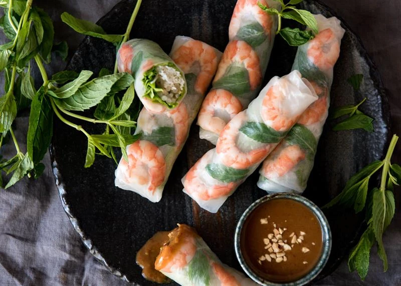Khách Tây nếm thử món thịt bốc khói tại TP.HCM, ngỡ ngàng vì chén nước chấm đậm màu được pha chế lạ Khách Tây nếm thử món thịt bốc khói tại TP.HCM, ngỡ ngàng vì chén nước chấm đậm màu được pha chế lạ