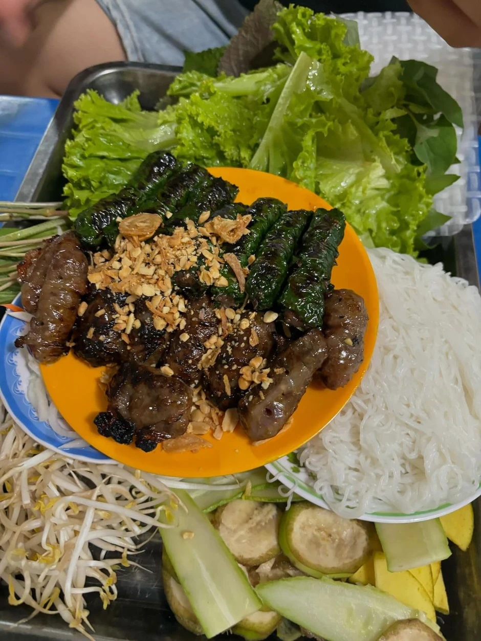 Khách Tây nếm thử món thịt bốc khói tại TP.HCM, ngỡ ngàng vì chén nước chấm đậm màu được pha chế lạ Khách Tây nếm thử món thịt bốc khói tại TP.HCM, ngỡ ngàng vì chén nước chấm đậm màu được pha chế lạ