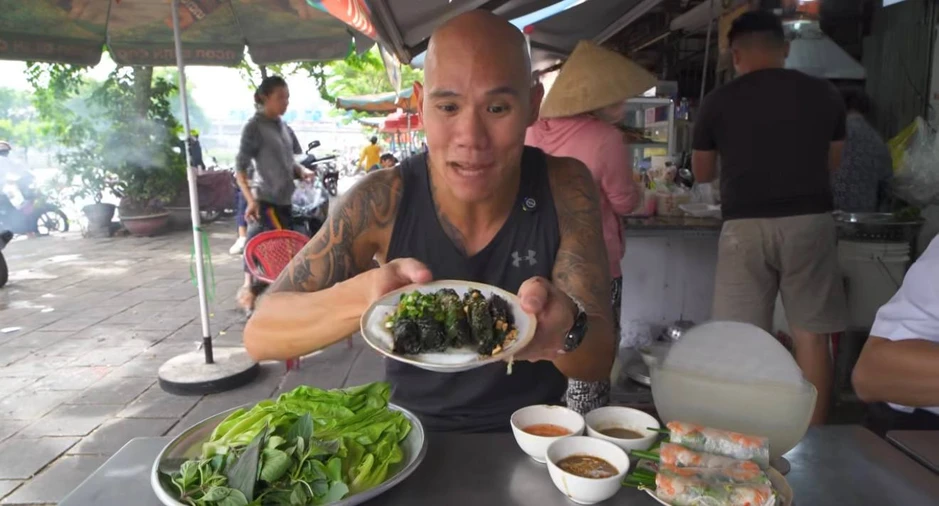 Khách Tây nếm thử món thịt bốc khói tại TP.HCM, ngỡ ngàng vì chén nước chấm đậm màu được pha chế lạ Khách Tây nếm thử món thịt bốc khói tại TP.HCM, ngỡ ngàng vì chén nước chấm đậm màu được pha chế lạ