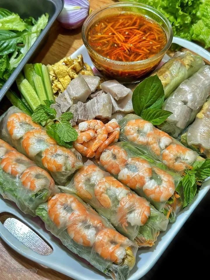 Khách Tây nếm thử món thịt bốc khói tại TP.HCM, ngỡ ngàng vì chén nước chấm đậm màu được pha chế lạ Khách Tây nếm thử món thịt bốc khói tại TP.HCM, ngỡ ngàng vì chén nước chấm đậm màu được pha chế lạ
