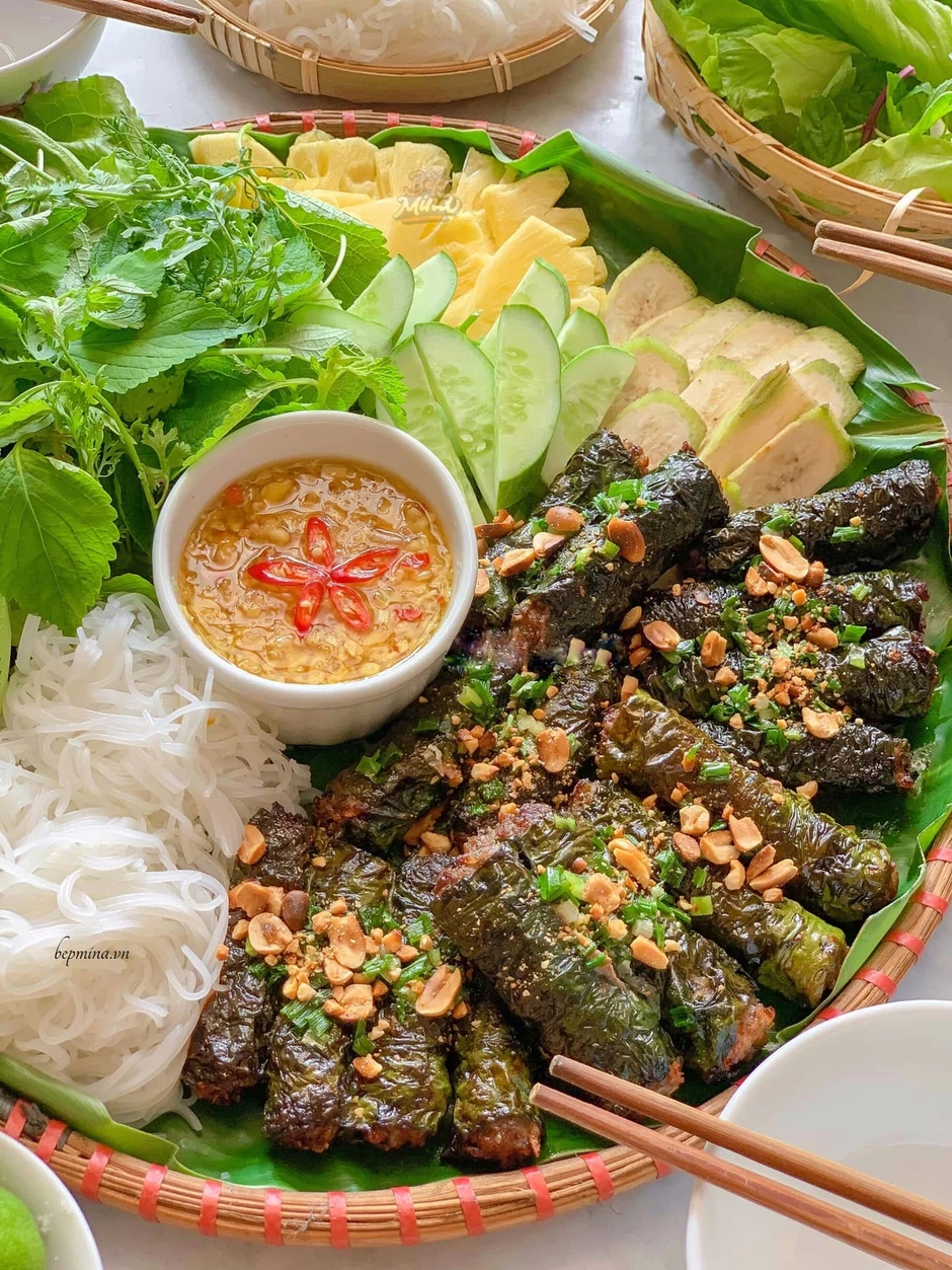 Khách Tây nếm thử món thịt bốc khói tại TP.HCM, ngỡ ngàng vì chén nước chấm đậm màu được pha chế lạ Khách Tây nếm thử món thịt bốc khói tại TP.HCM, ngỡ ngàng vì chén nước chấm đậm màu được pha chế lạ
