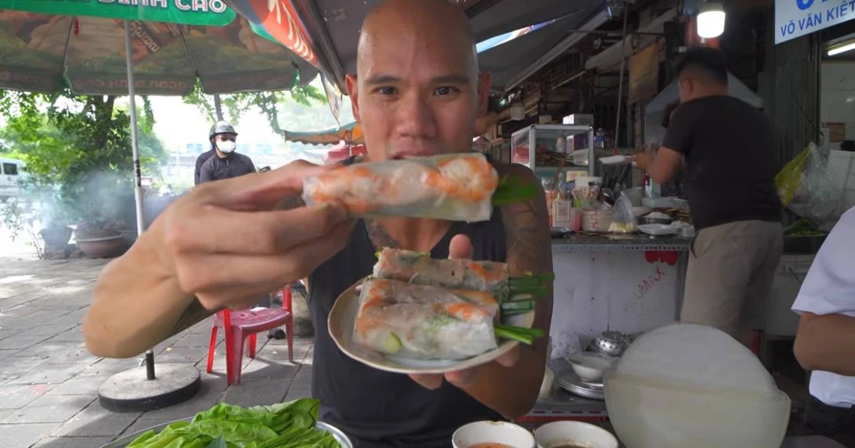Khách Tây nếm thử món thịt bốc khói tại TP.HCM, ngỡ ngàng vì chén nước chấm đậm màu được pha chế lạ Khách Tây nếm thử món thịt bốc khói tại TP.HCM, ngỡ ngàng vì chén nước chấm đậm màu được pha chế lạ
