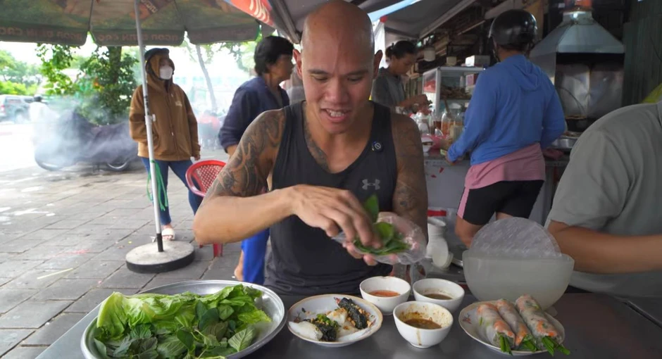 Khách Tây nếm thử món thịt bốc khói tại TP.HCM, ngỡ ngàng vì chén nước chấm đậm màu được pha chế lạ Khách Tây nếm thử món thịt bốc khói tại TP.HCM, ngỡ ngàng vì chén nước chấm đậm màu được pha chế lạ
