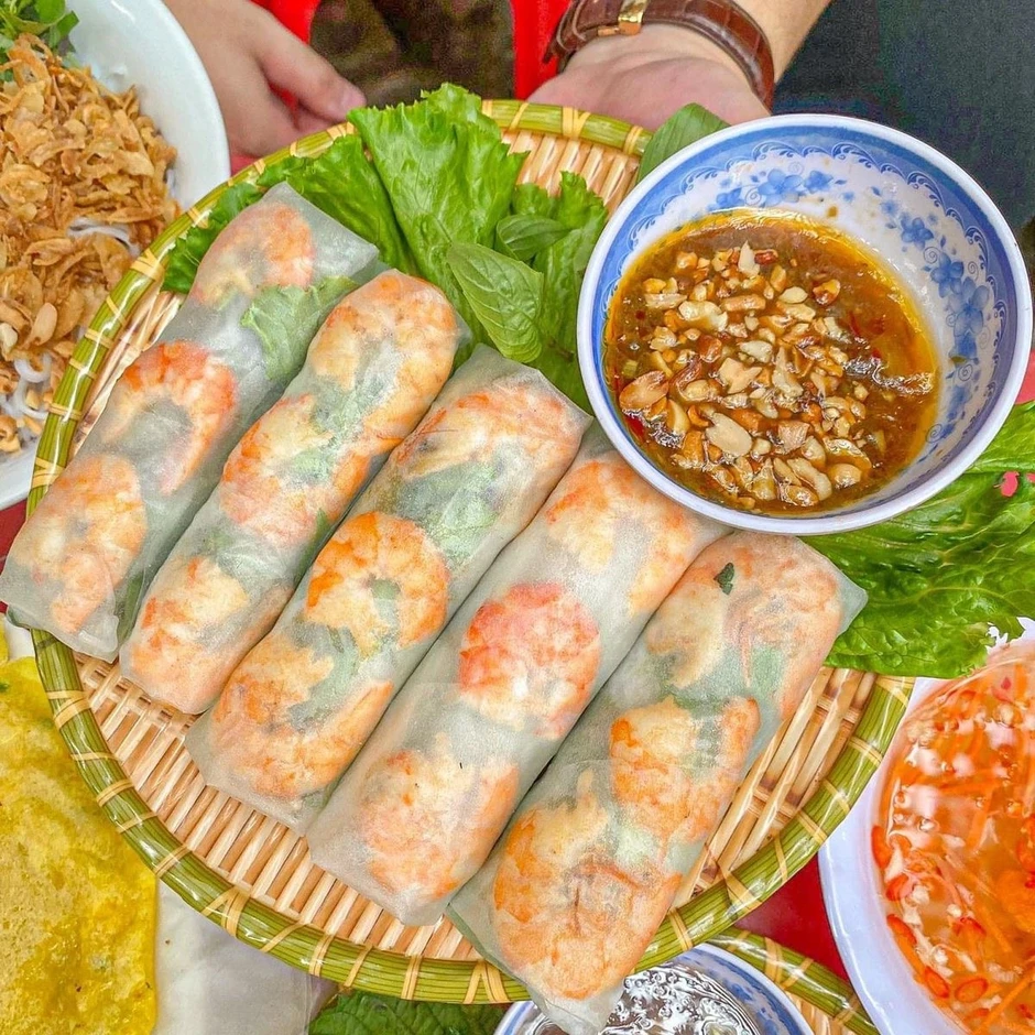 Khách Tây nếm thử món thịt bốc khói tại TP.HCM, ngỡ ngàng vì chén nước chấm đậm màu được pha chế lạ Khách Tây nếm thử món thịt bốc khói tại TP.HCM, ngỡ ngàng vì chén nước chấm đậm màu được pha chế lạ