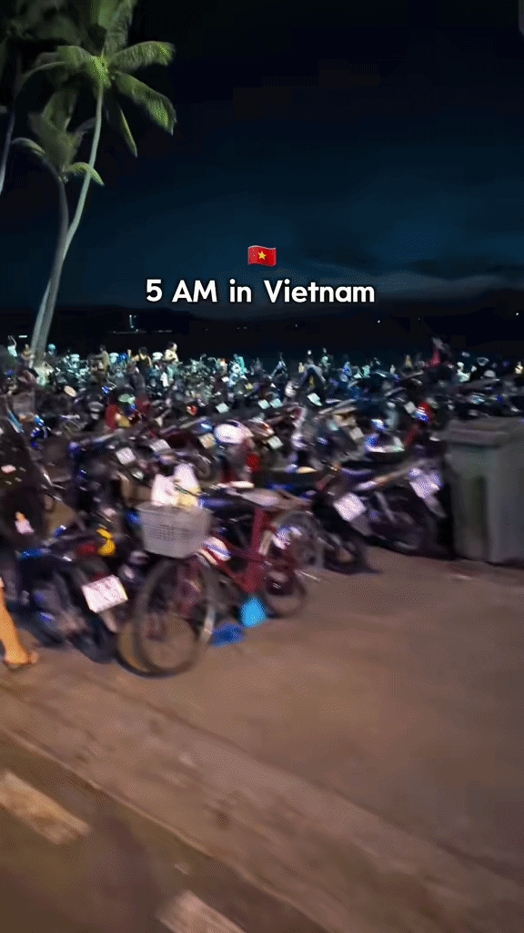 Khách Tây ở Việt Nam phải dậy lúc 5h sáng ra đường để chứng kiến điều hiếm thấy trên thế giới