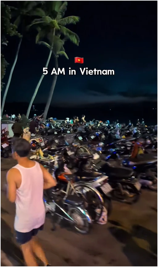 Khách Tây ở Việt Nam phải dậy lúc 5h sáng ra đường để chứng kiến điều hiếm thấy trên thế giới Khách Tây ở Việt Nam phải dậy lúc 5h sáng ra đường để chứng kiến điều hiếm thấy trên thế giới