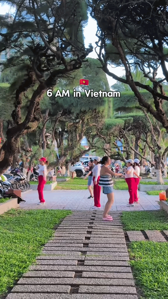 Khách Tây ở Việt Nam phải dậy lúc 5h sáng ra đường để chứng kiến điều hiếm thấy trên thế giới