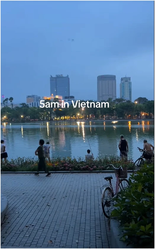 Khách Tây ở Việt Nam phải dậy lúc 5h sáng ra đường để chứng kiến điều hiếm thấy trên thế giới