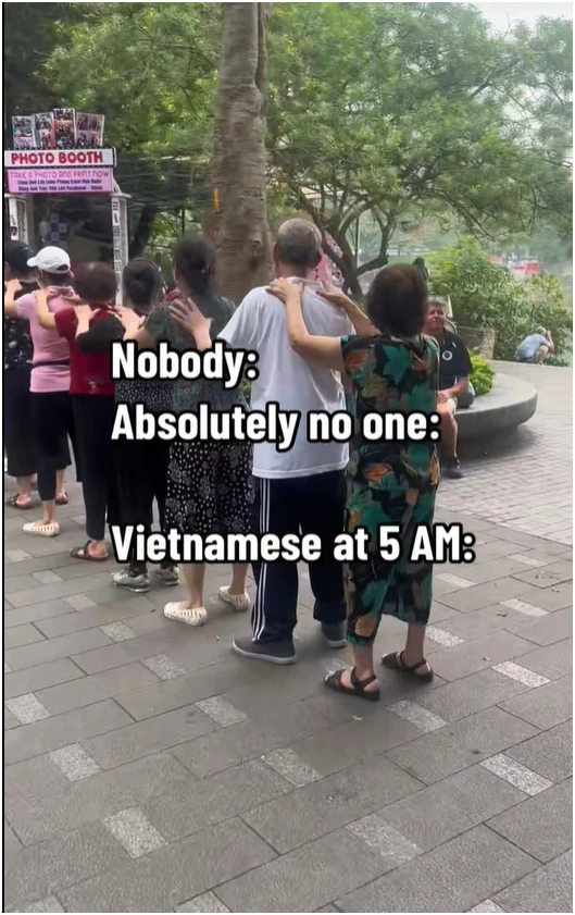 Khách Tây ở Việt Nam phải dậy lúc 5h sáng ra đường để chứng kiến điều hiếm thấy trên thế giới