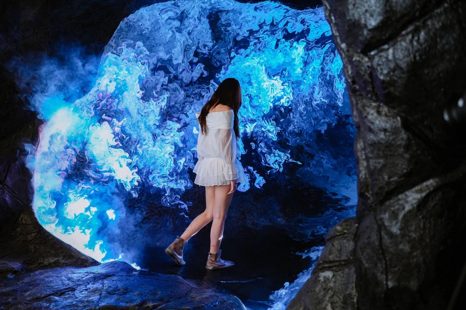 Khách Tây "biến mất" giữa hang động ánh sáng ở Bà Nà Hills, bên trong ảo đến mức nào? Khách Tây "biến mất" giữa hang động ánh sáng ở Bà Nà Hills, bên trong ảo đến mức nào?