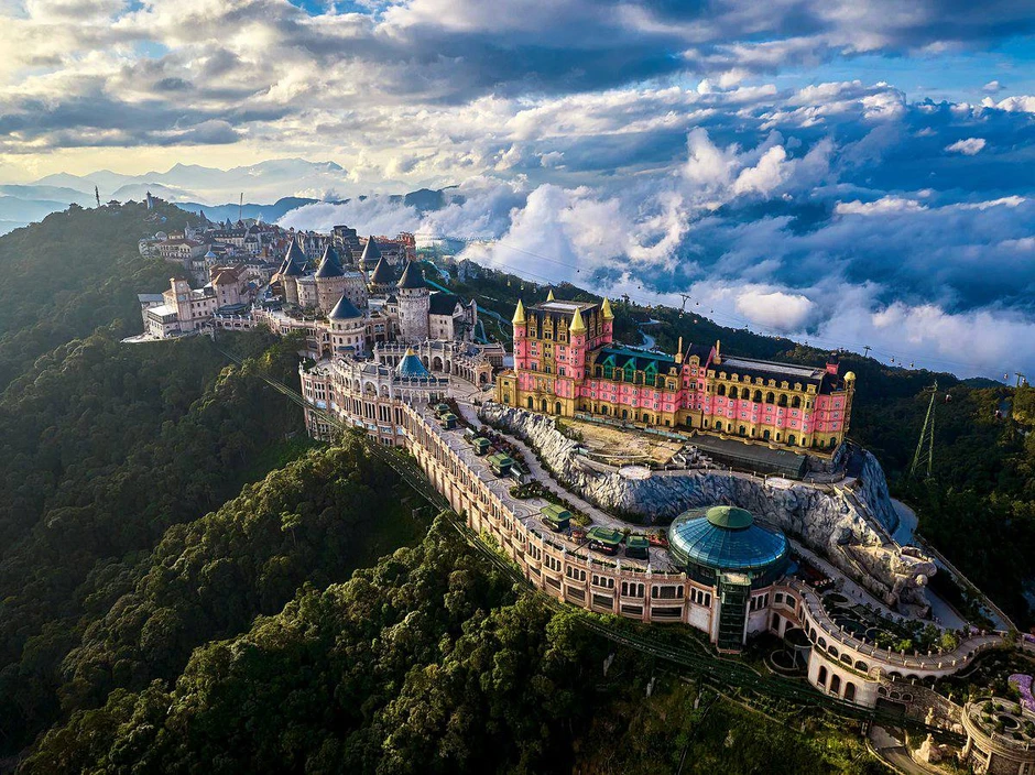 Khách Tây "biến mất" giữa hang động ánh sáng ở Bà Nà Hills, bên trong ảo đến mức nào? Khách Tây "biến mất" giữa hang động ánh sáng ở Bà Nà Hills, bên trong ảo đến mức nào?