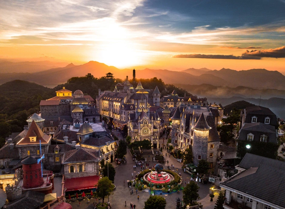 Khách Tây "biến mất" giữa hang động ánh sáng ở Bà Nà Hills, bên trong ảo đến mức nào? Khách Tây "biến mất" giữa hang động ánh sáng ở Bà Nà Hills, bên trong ảo đến mức nào?
