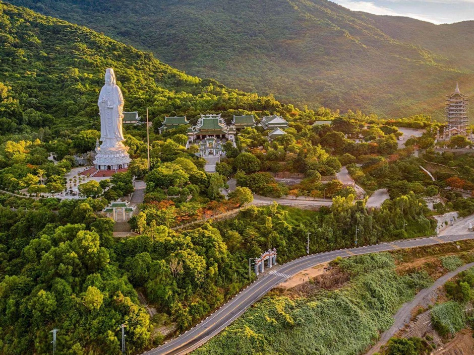 Khách Tây "biến mất" giữa hang động ánh sáng ở Bà Nà Hills, bên trong ảo đến mức nào? Khách Tây "biến mất" giữa hang động ánh sáng ở Bà Nà Hills, bên trong ảo đến mức nào?